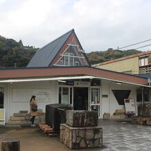 伊豆稲取駅前の広場です