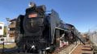 Ｄ５２蒸気機関車が展示されている