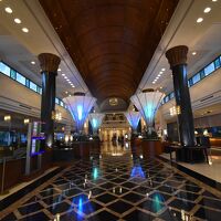 ロビーは広々。色んな航空会社のクルーさんがいる模様。