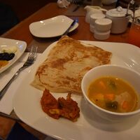 朝食は洋食の他にも多民族国家らしくマレー印中も