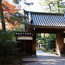 紅葉が彩る御門