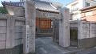 珍しいデザインの山門