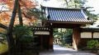 内苑の入口に構える