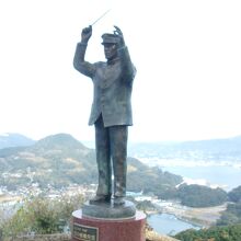田中穂積の記念碑像が立つ