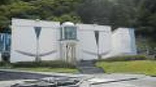 昭和５９年７月１４日オープンした、国道１３６号線沿いにひときわ目立つ白い会館が、漆喰芸術の殿堂「伊豆の長八美術館」です。