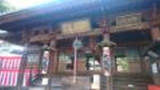 多くの人がお参りする寺院