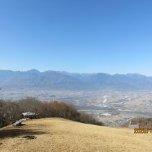 展望台先の傾斜のある広場