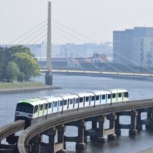 運河沿いを走る東京モノレール