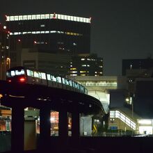 天王洲アイル駅に入線する東京モノレール