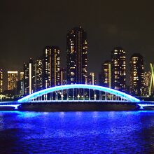 夜にライトアップされた永代橋