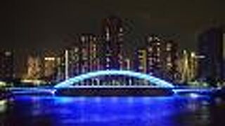 夜はライトアップされる隅田川に架かる橋