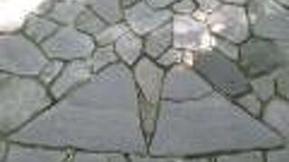 参道左手に矢印で案内されていました。