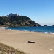 伊良湖岬から日出の石門までの白砂の海浜です。