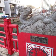 龍のオブジェが