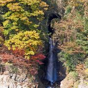 紅葉の季節が最高　長谷川から落ちる滝が風情がある　道の駅も風情がある