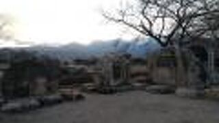 川沿いの土手の道にあります。