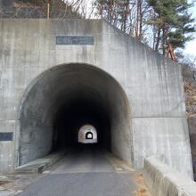 沢漁港と堀内漁港の間には、短いトンネルが二つ。