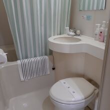部屋付きの浴室は狭くても、水圧の高いシャワーが気持ちよし。