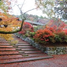 勅使門下の広場