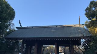 大きな菊の紋章が輝いています