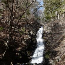 落っこちそうな山道の先にある、立派な滝に圧倒されます。