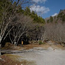 道路の終点には、ベンチと駐車スペースあり。