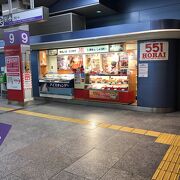 南海なんば駅北口改札には２か所のお店