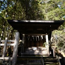 滝の手前にある神社。