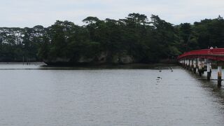 橋を渡っていきます