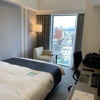 部屋は広くはないですが、家にいるような感覚になる内装です。