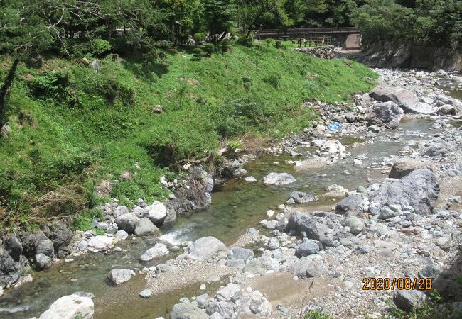 白石と川の流れがステキです