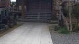 住宅地にある寺院