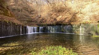 横に長い綺麗な滝