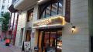 ２階のカフェで生チョコパルフェを食べました。