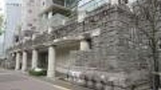 洋風の城をイメージさせる入口です