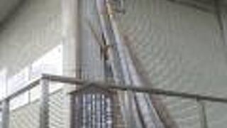 宝物殿の軒下に「大幟（おおや）」の竹が置かれています。