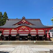 富山市内最大の神社です。朱塗りが社殿は美しいです。