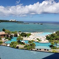 部屋から見たプール。