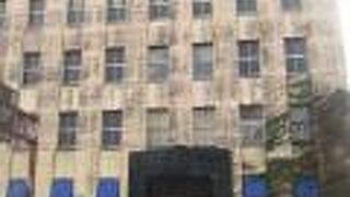 薄汚れて見え、貧相なビルです。