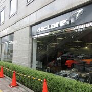 日本にマクラーレンを紹介する目的で建てられました