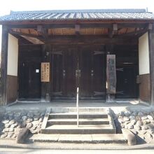 長屋門能面美術館の入口の門です。年代を感じさせる門です。