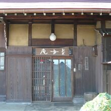 能面美術館の建物の様子です。古民家の感じが伝わってきます。