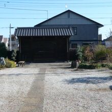 能面美術館と門の間には、広く、きれいな庭が広がっています。