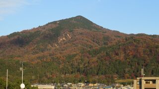 紅葉でまだらの比叡山　