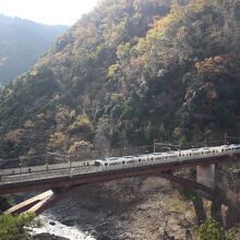 保津峡駅は鉄橋の上