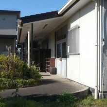 中富民俗資料館の玄関の様子です。こじんまりした資料館です。