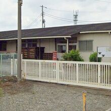 中富民俗資料館の入口の様子です。道路からかなり入っています。