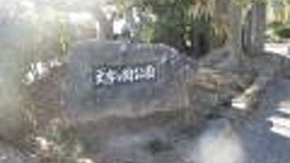 人の流れから外れ、人影なし。