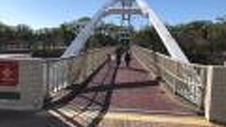 姉妹都市の名が付いた普通の橋です。