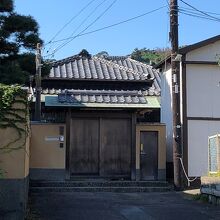 甘縄神明社の前にある